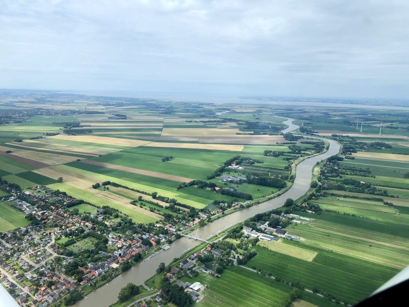 Fluss Oste bei Oberndorf Im Hintergrund die Nordsee und Elbmündung
