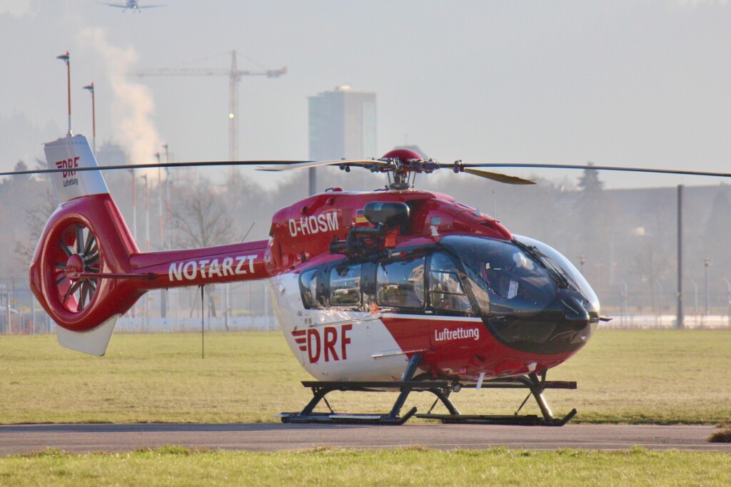 Der Rettungshubschrauber auf dem Flugplatz Freiburg.